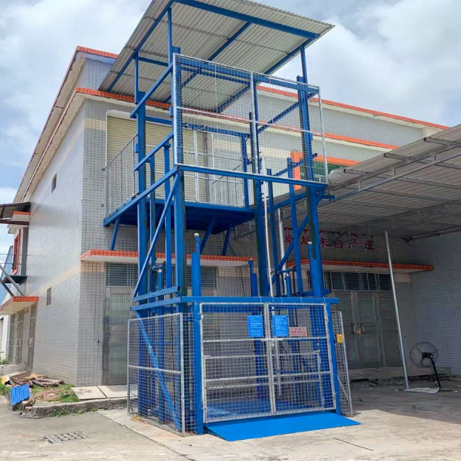 湾里建材厂室外升降货梯安装